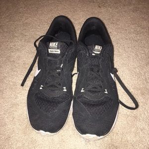 Black nike tennis shoes